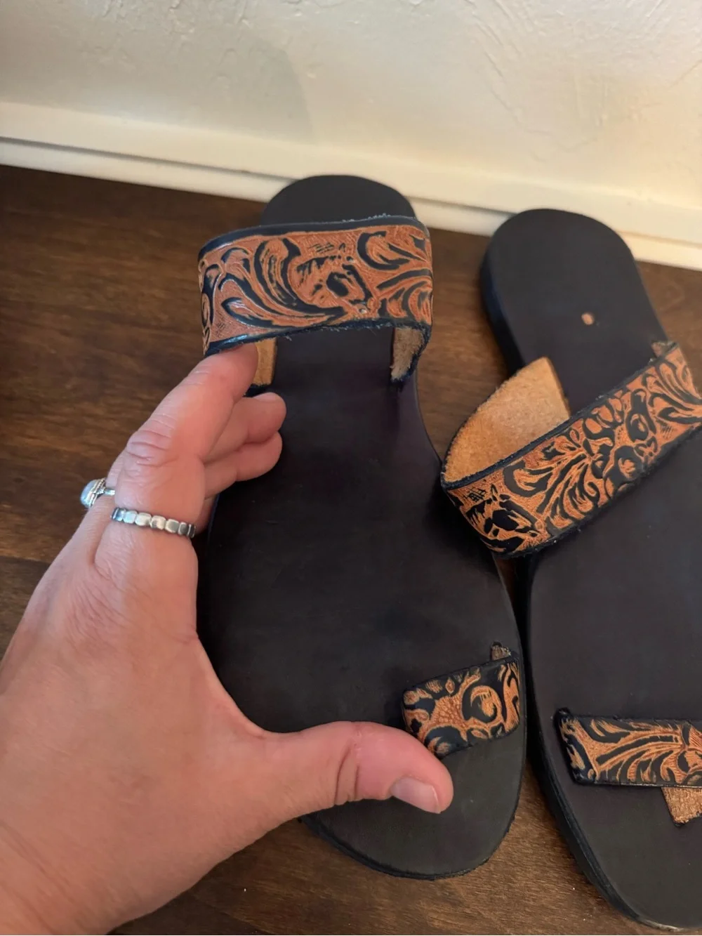 Women’s Handmade Black Leather Toe-Loop Sandals size 8